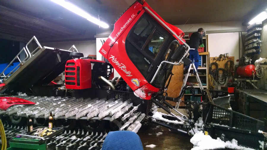 02j-pisten_bully_red.jpg