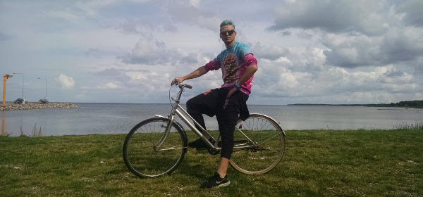 Burger shirt on bike